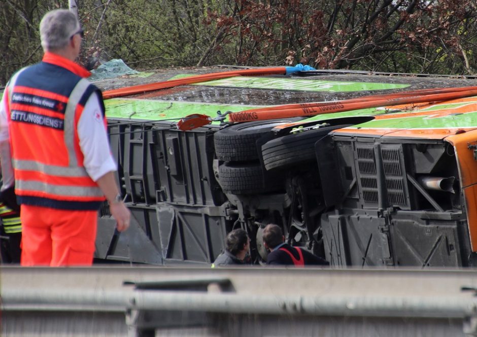 Rytų Vokietijos greitkelyje per autobuso avariją žuvo mažiausiai penki žmonės