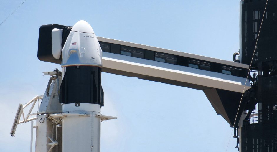 „SpaceX“ paprašė galimybės atidėti kapsulės „Crew Dragon“ pirmąjį pilotuojamą skrydį