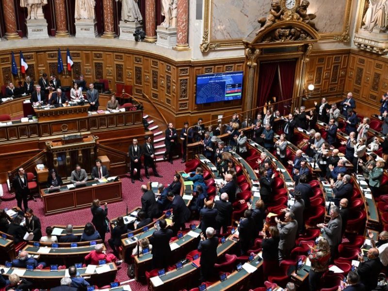 Prancūzijos parlamentas nubalsavo už tai, kad teisė į abortą taptų konstitucine 