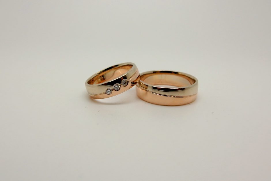 Vestuviniai žiedai: klasikiniai, dekoruoti briliantais ar individualaus dizaino?