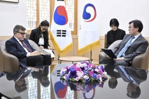 Pietų Korėja po Kim Jong Uno ir V. Putino susitikimo išsikvietė Rusijos ambasadorių Seule