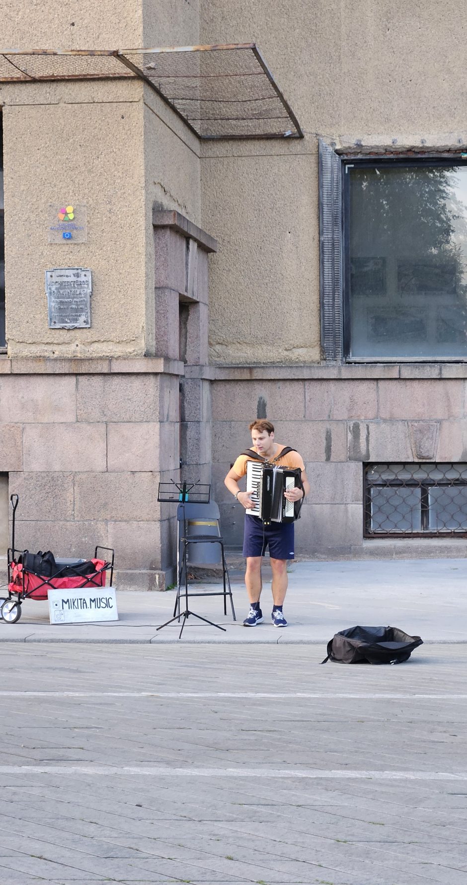 Nuo miesto šurmulio gelbsti gyva muzika: kodėl žmonės renkasi groti gatvėje?